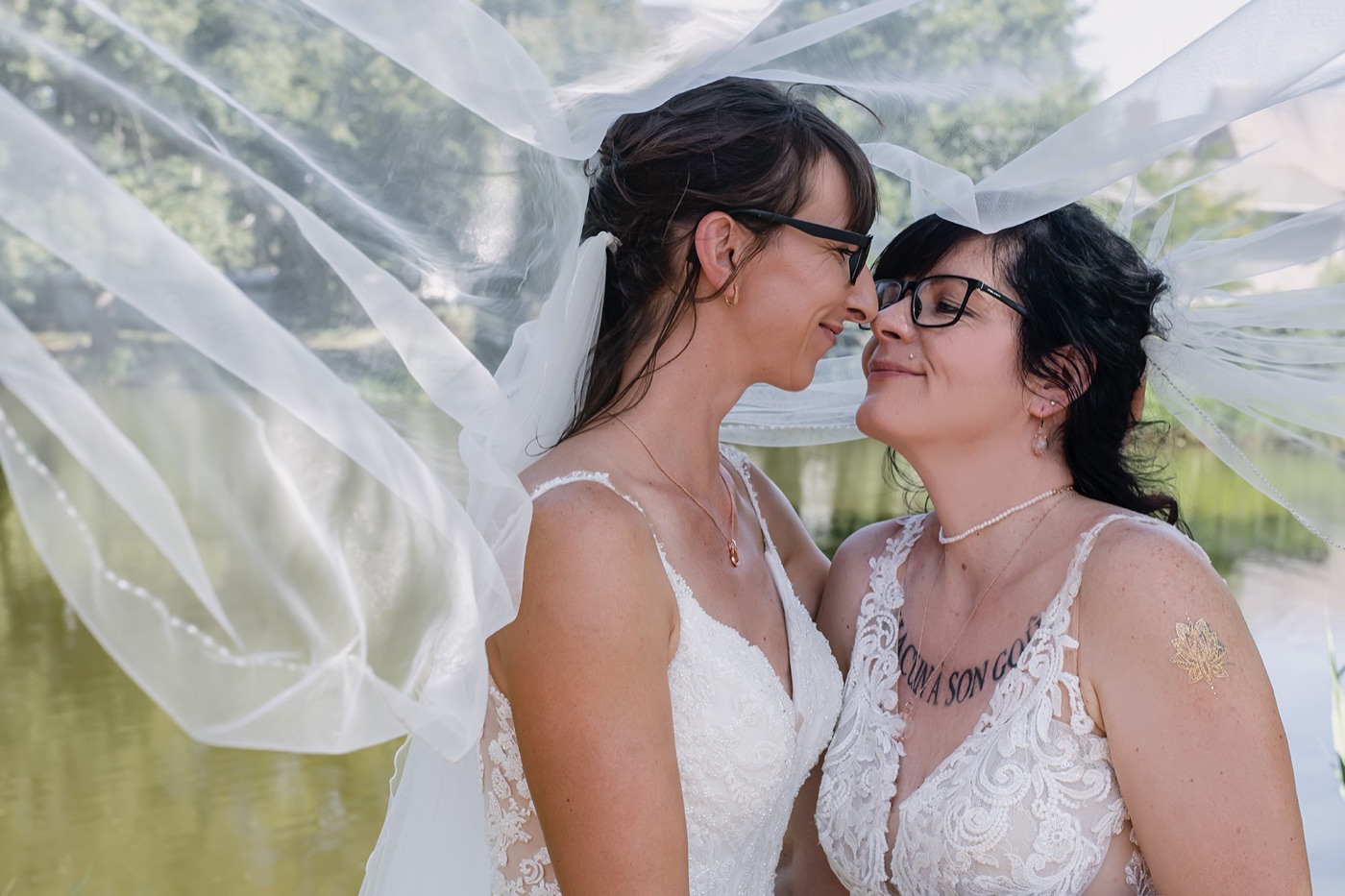 Zwei Bräute unter dem Schleier – Hochzeitsfotografie Sachsen