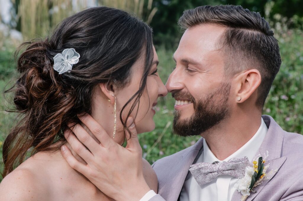 Brautpaar N&S in der Blumenwiese – Hochzeitsfotografie Sachsen