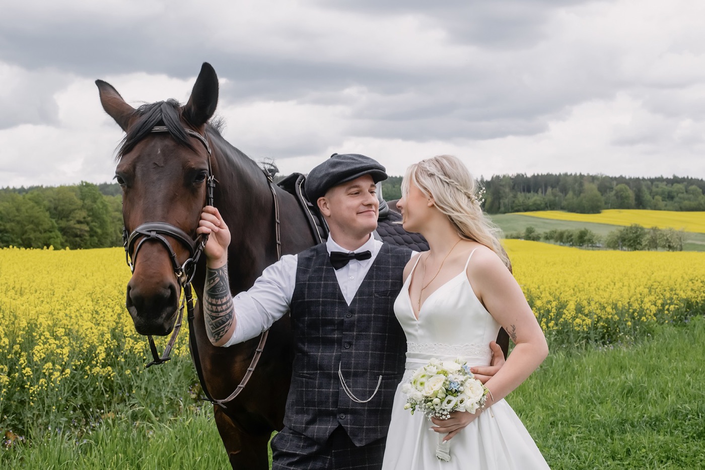 Brautpaar N&D im Rapsfeld mit Pferd – Hochzeitsfotografie Sachsen