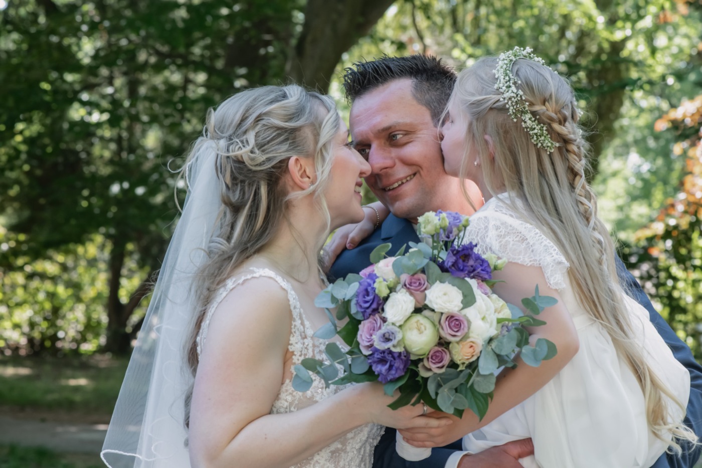 Brautpaar N&R im Garten mit Blumenkind – Hochzeitsfotografie Sachsen