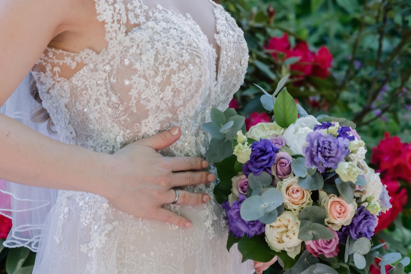 Brautpaar Kuss mit Blumenkind an der Hand