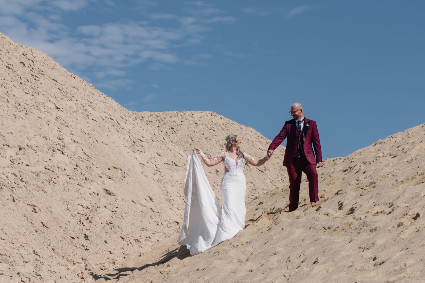 Nahes Porträt des Brautpaares in der Düne