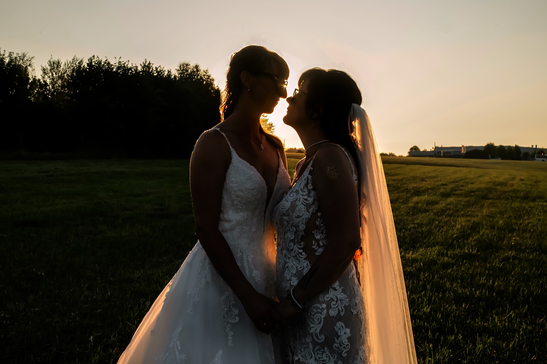 Zwei Bräute als Silhouette bei Sonnenuntergang
