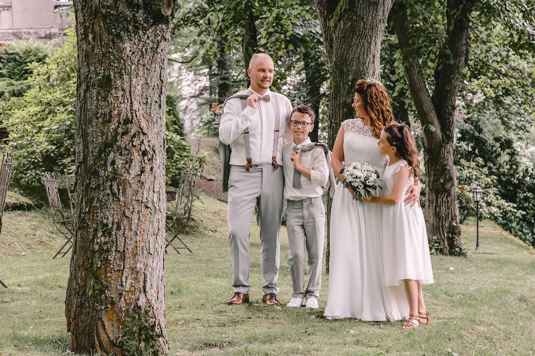 Brautpaar R&B mit Blumenkind im Garten – Hochzeitsfotografie Sachsen