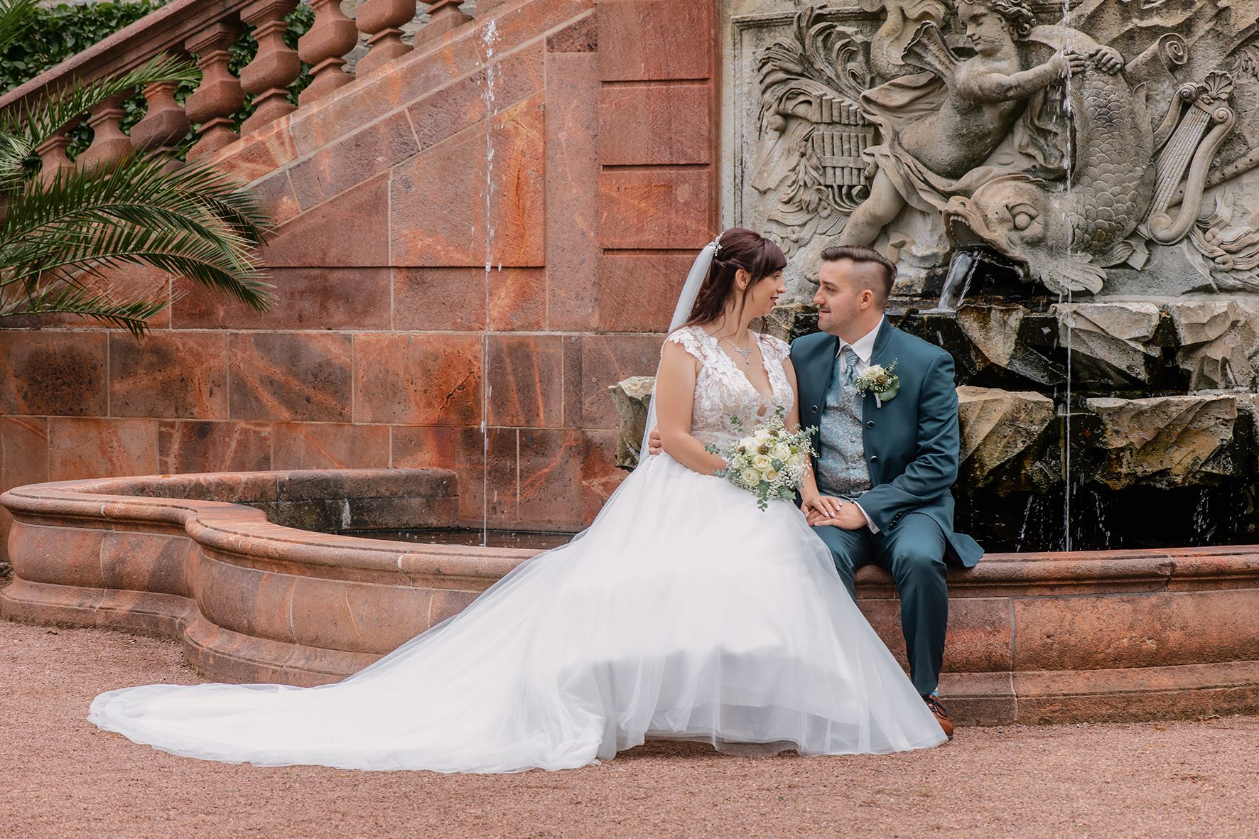 Brautpaar S&M vor historischem Schloss – Hochzeitsfotografie Sachsen
