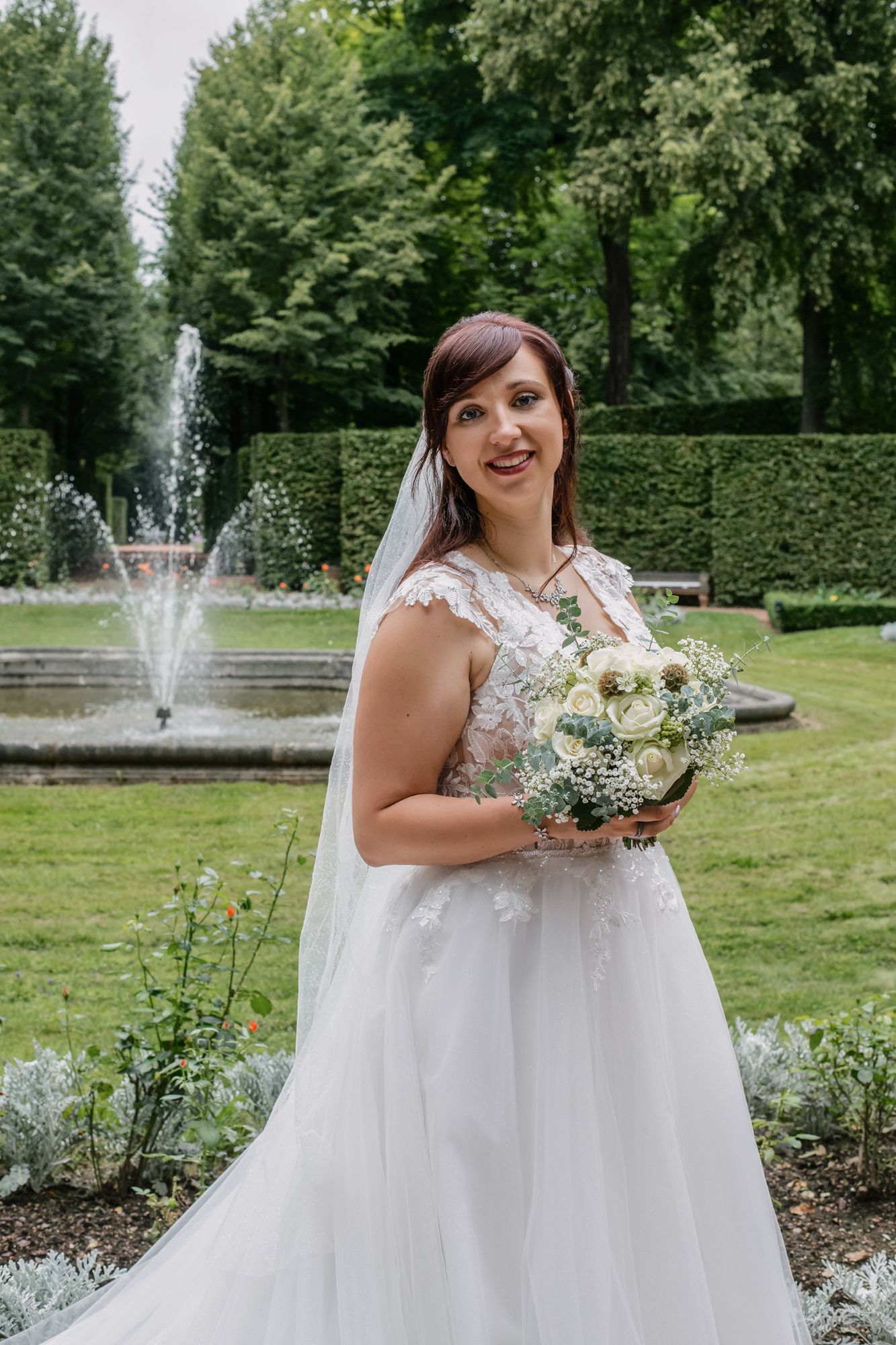 Schwarz-weißes Kussfoto zwischen zwei Fontänen